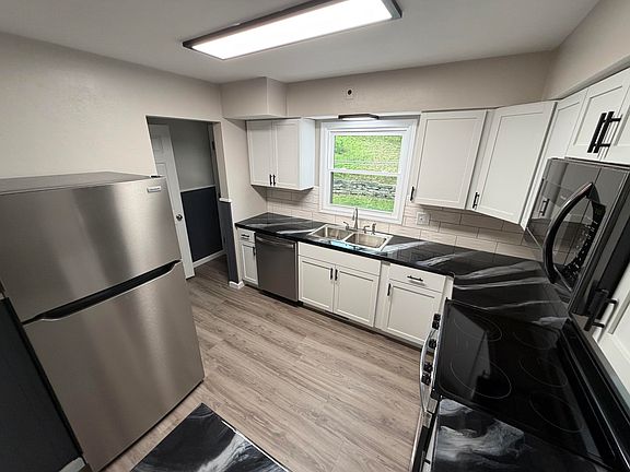 4th image of 1070 Roosevelt St