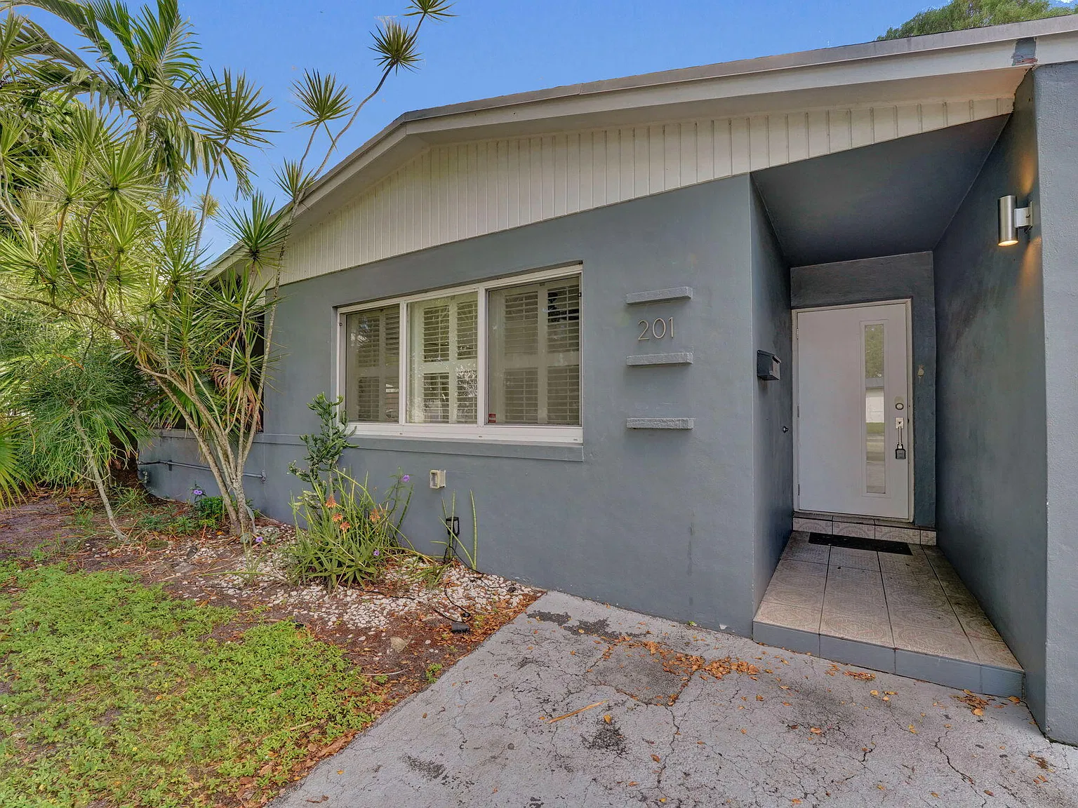3 bed, 2.0 bath, 1376 sqft, $3,950 — Photo 3