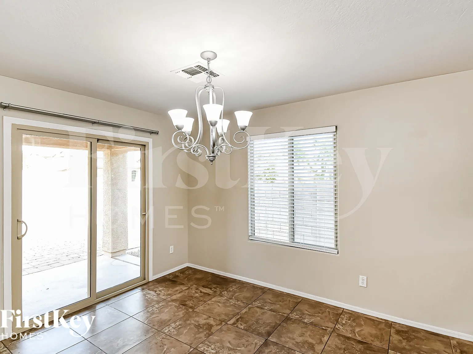 4 bed, 2.5 bath, 2010 sqft, $2,575 — Photo 4