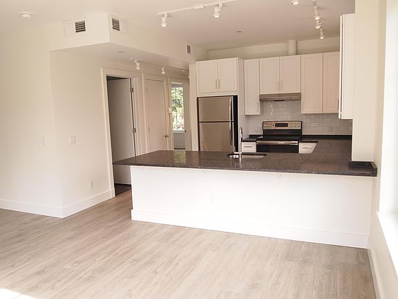 3rd image of 7 Creek Dr APT 302