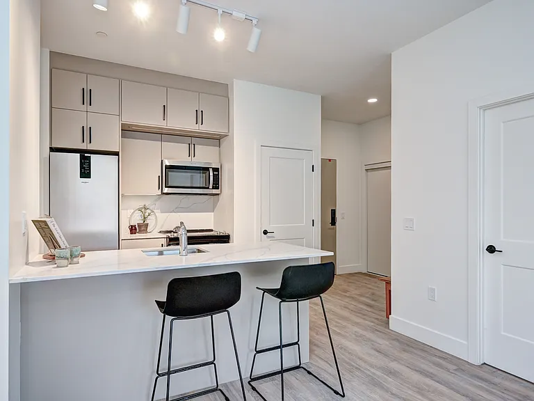 415 Duke St W — Photo 10