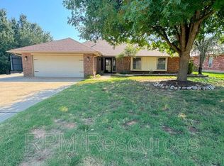 12000 Hollyrock Dr, Yukon, OK 73099