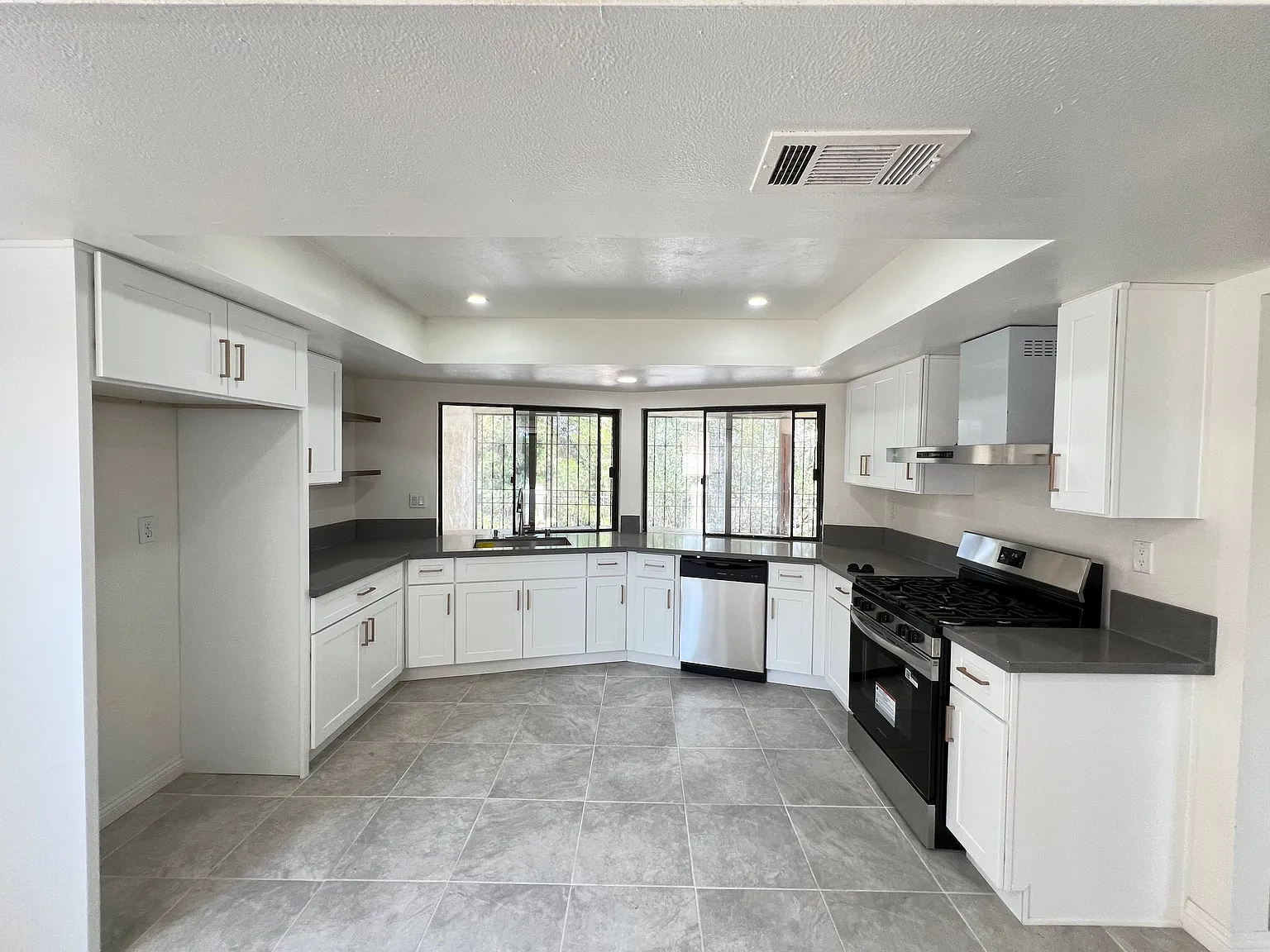 4 bed, 2019 sqft, $2,650 — Photo 3
