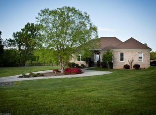 8003 Chatsworth Ct, Browns Summit, NC 27214