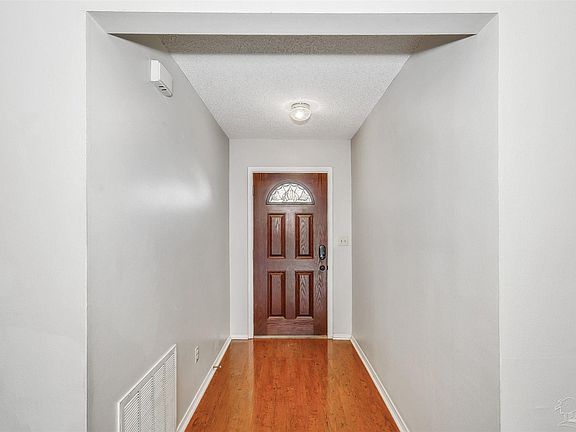 2nd image of 4488 Parkwood Sq