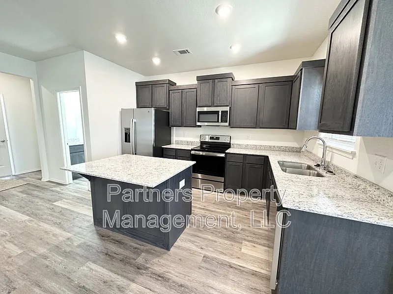 3 bed, 3.5 bath, 2000 sqft, $1,750 — Photo 4