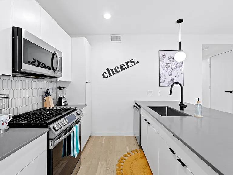 400 E 30th St #205 — Photo 8