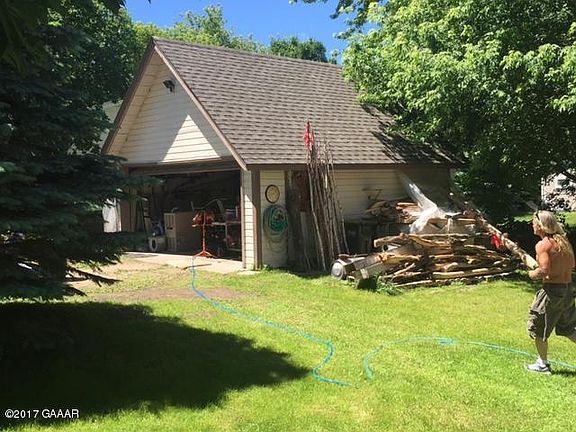 5th image of 222 10th Ave E