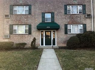 984 Fenwood Dr APT 4, Valley Stream, NY 11580