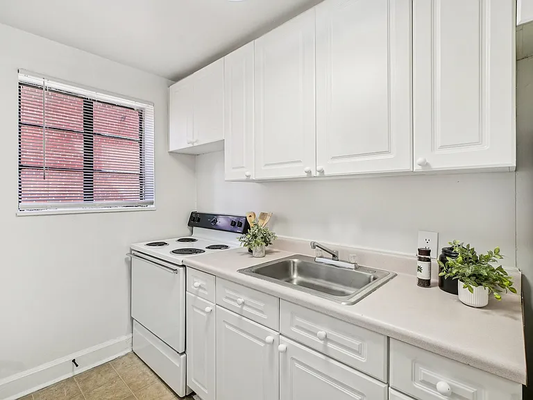 Cameron Court Apartments — Photo 23