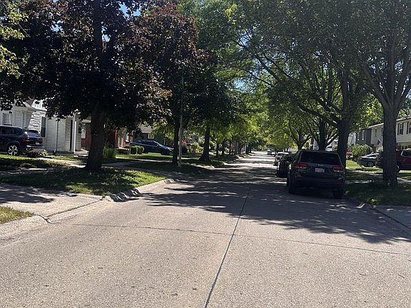 2nd image of 2073 Roslyn Rd