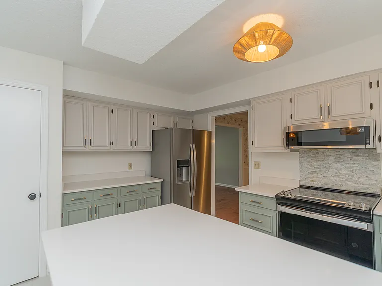 7830 Cove Ridge Dr — Photo 2