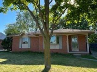 27118 Larkin Dr, Brownstown, MI 48183