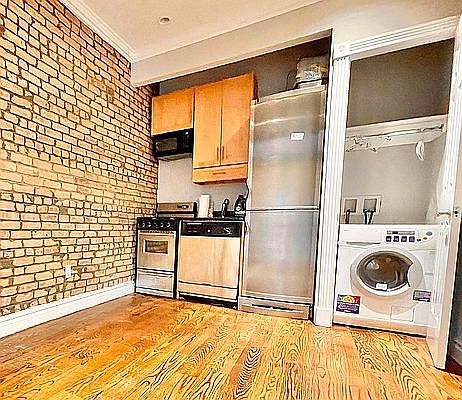 4th image of 527 E 5th St APT 2