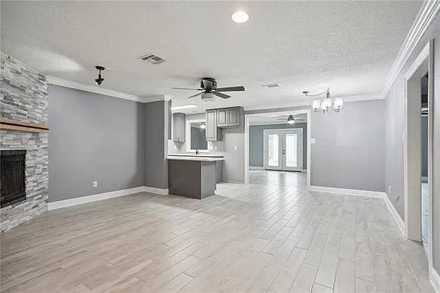 3 bed, 2.0 bath, 1768 sqft, $2,300 — Photo 3