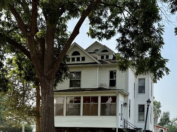2nd image of 721 Pleasant St