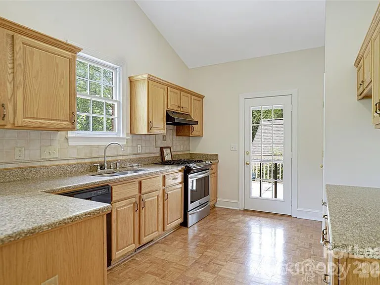 112 McConnell Dr — Photo 28