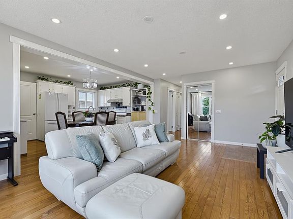 5th image of 1303 S Penedo Cres SE