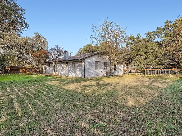 210 College St — Photo 25
