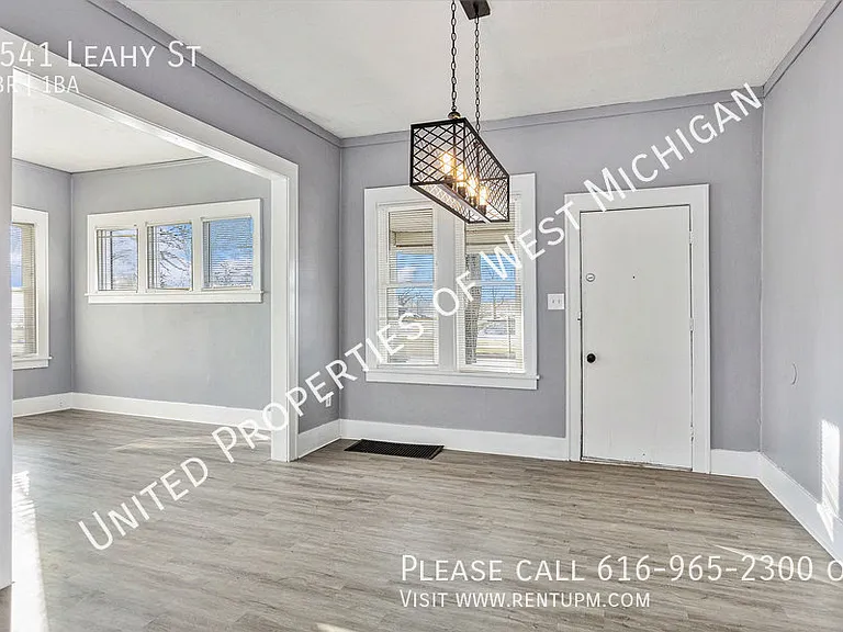 1541 Leahy St — Photo 6