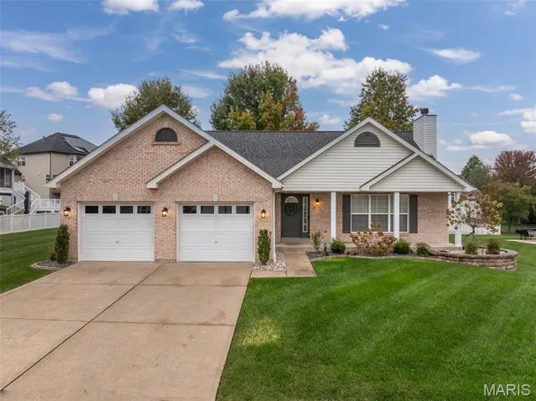 1904 Emerald Green Dr, Wentzville, MO 63385