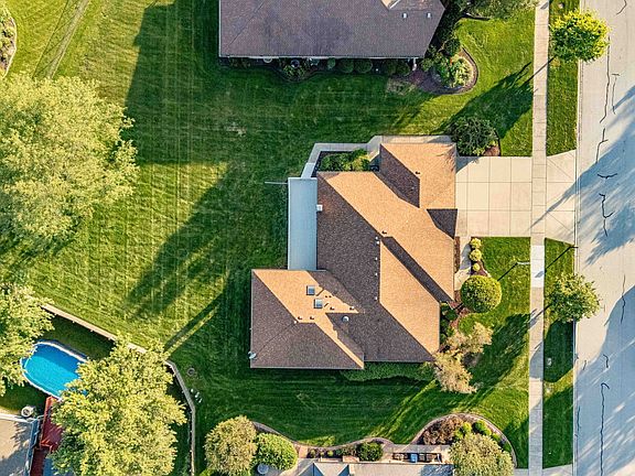 3rd image of 10241 Royal Ct