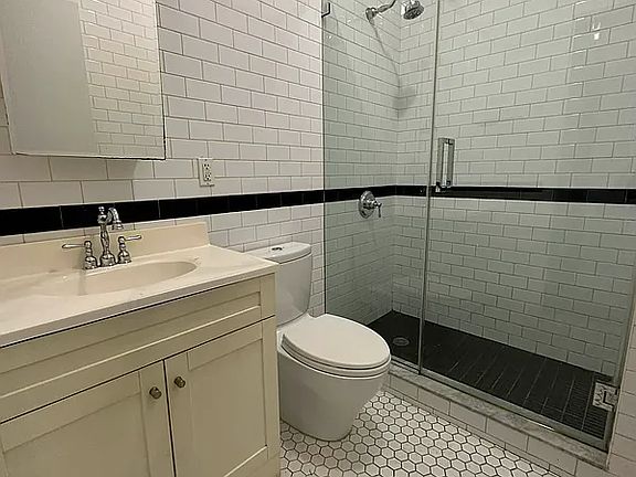 5th image of 913 Broadway #3R