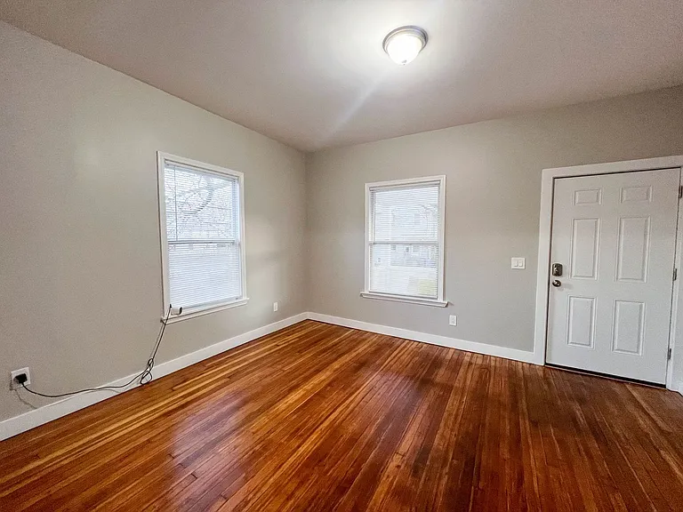 154-156 Leighton Ave — Photo 9