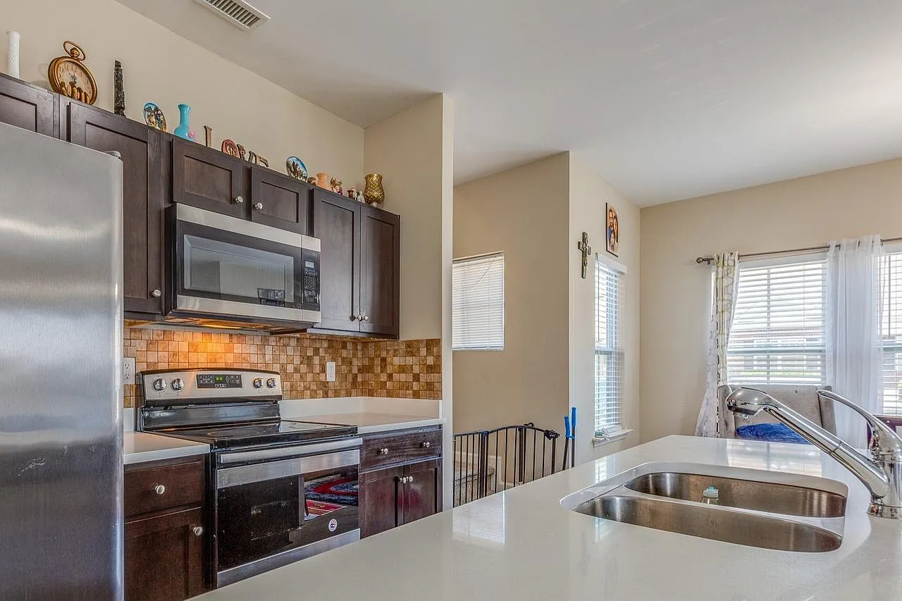 3 bed, 2.5 bath, 1671 sqft, $1,950 — Photo 4