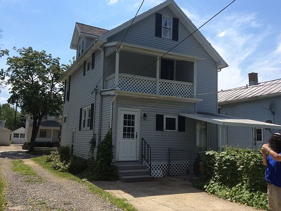 3rd image of 160 Hall St