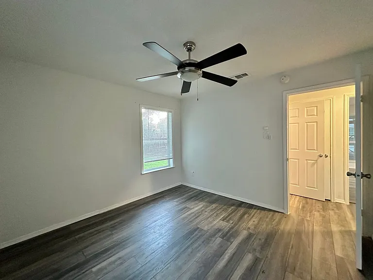 712 Mickan St — Photo 17