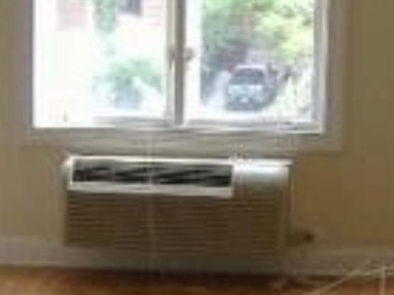2nd image of 28 E Bellevue Pl APT 1C