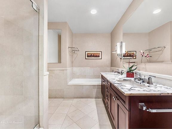 5th image of 401 E 60th St APT 27B