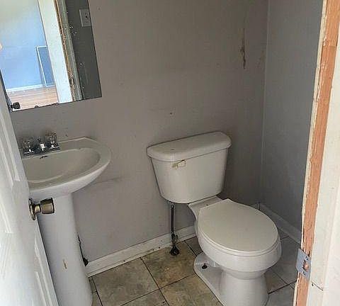 5th image of 2558 Dupont St