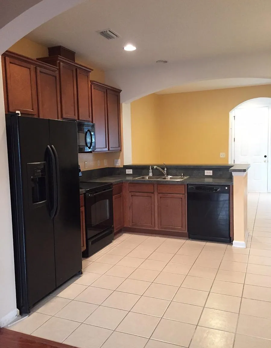 2 bed, 2.5 bath, 1360 sqft, $1,650 — Photo 4