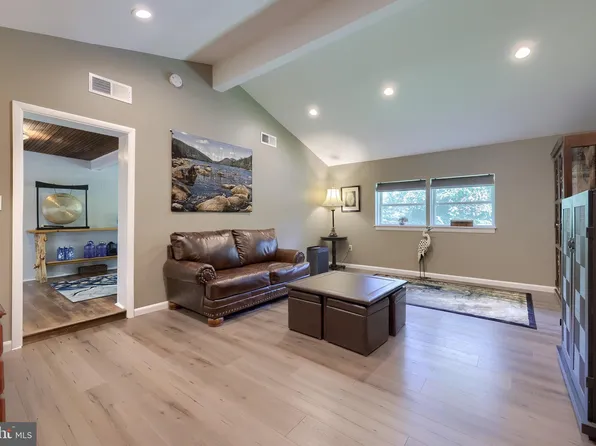 923 Oak St, Akron, PA 17501