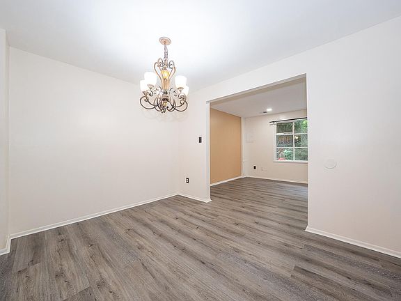 5th image of 403 Woodside Cir