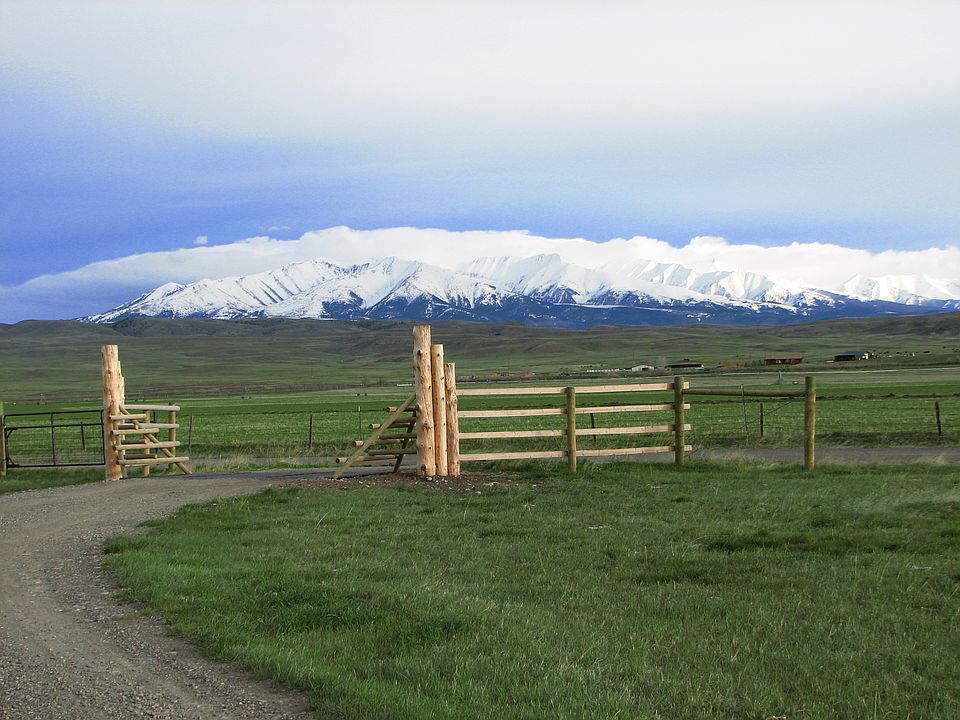1st image of 127 N Yellowstone Trl