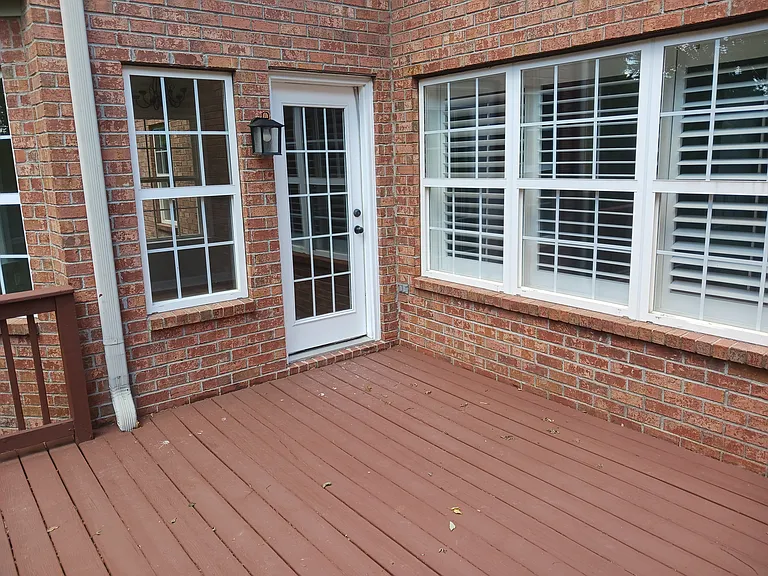 Deck directly off eat-in kitchen