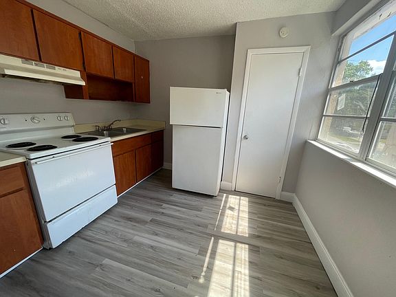 4th image of 1813 W 6th St