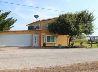 407 E Bayshore Dr, Palacios, TX 77465
