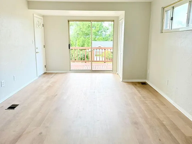 129 Windsor Dr — Photo 2