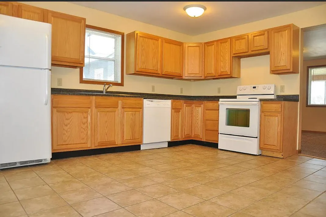 5 bed, 1528 sqft, $1,900 — Photo 2