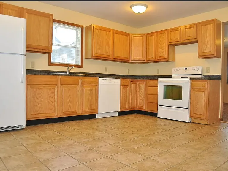 663 Huff St — Photo 3