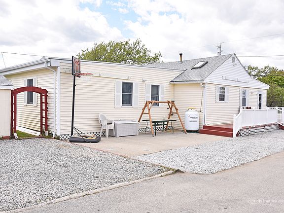 4th image of 1 Hoberg St