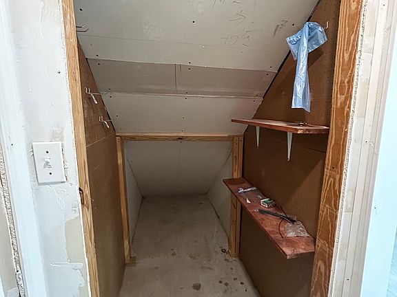 3rd image of 911 E Steiner St