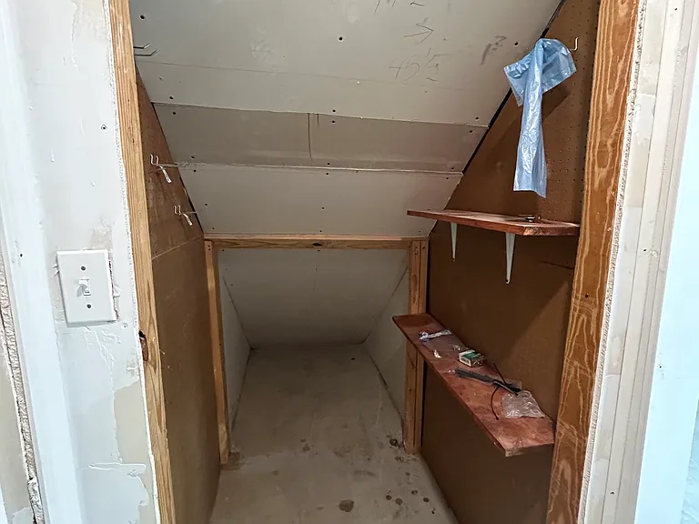 911 E Steiner St — Photo 3