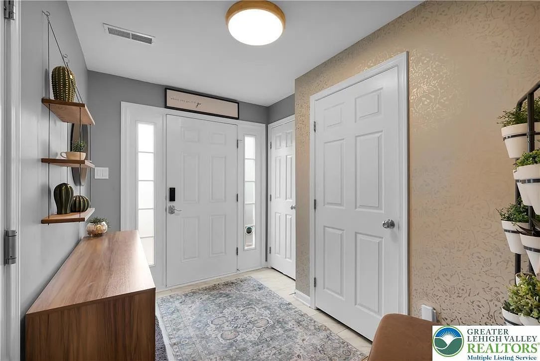4 bed, 1.5 bath, 1910 sqft, $2,700 — Photo 2