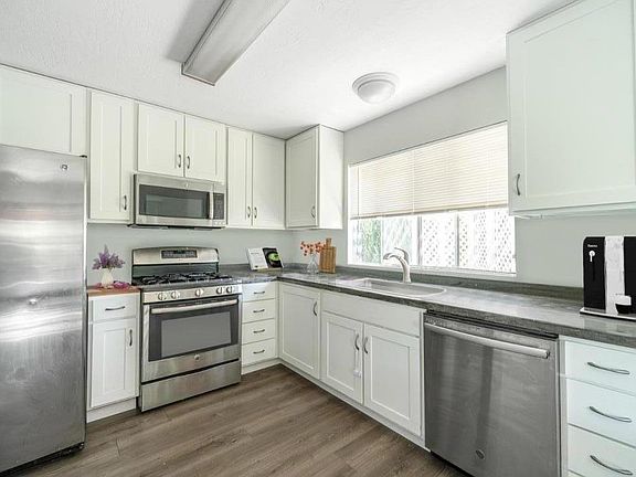 4th image of 2115 Camelia Ct