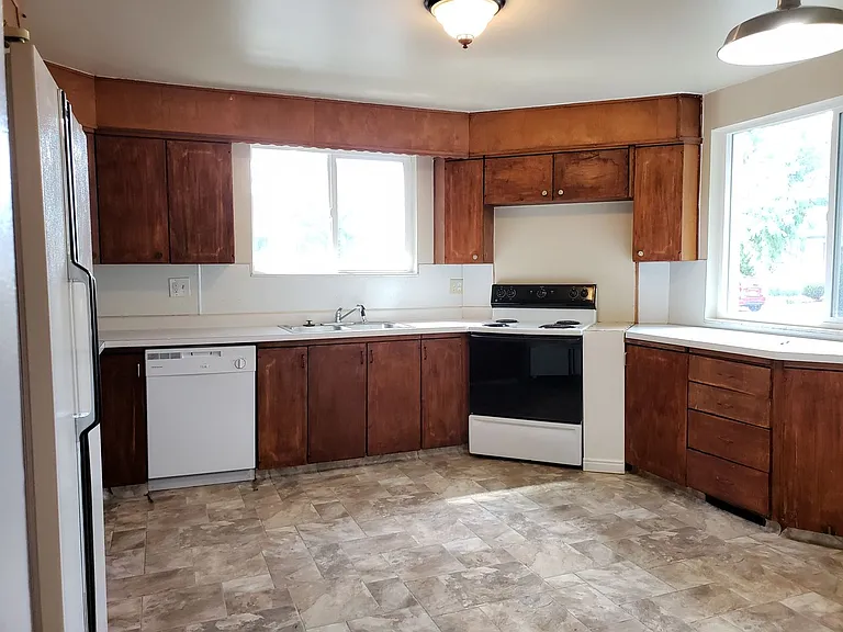 352 E Hampton Ave — Photo 4
